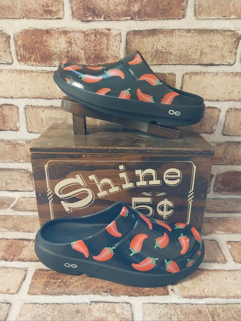 Pre-owned Oofos Oocloog Limited Edition Red Hot Chilli Clogs